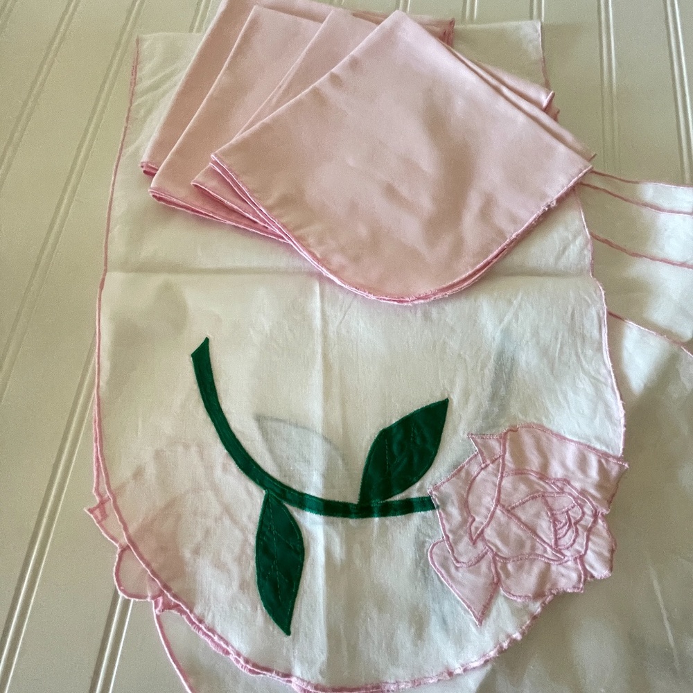 VINTAGE HANDMADE SPRING RUNNER, PLACEMATS, NAPKINS - Picture 2 of 3